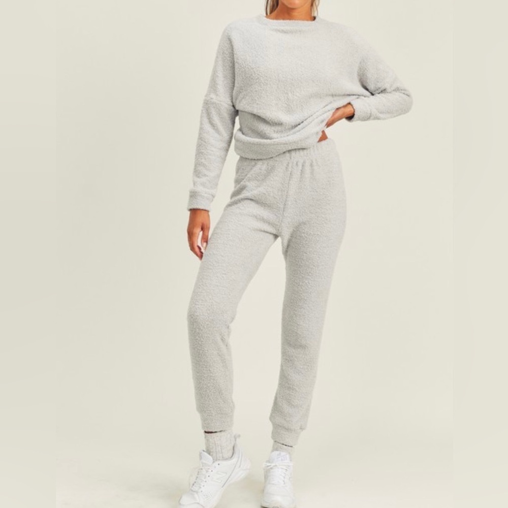 Super soft and fuzzy sets in light gray or pink